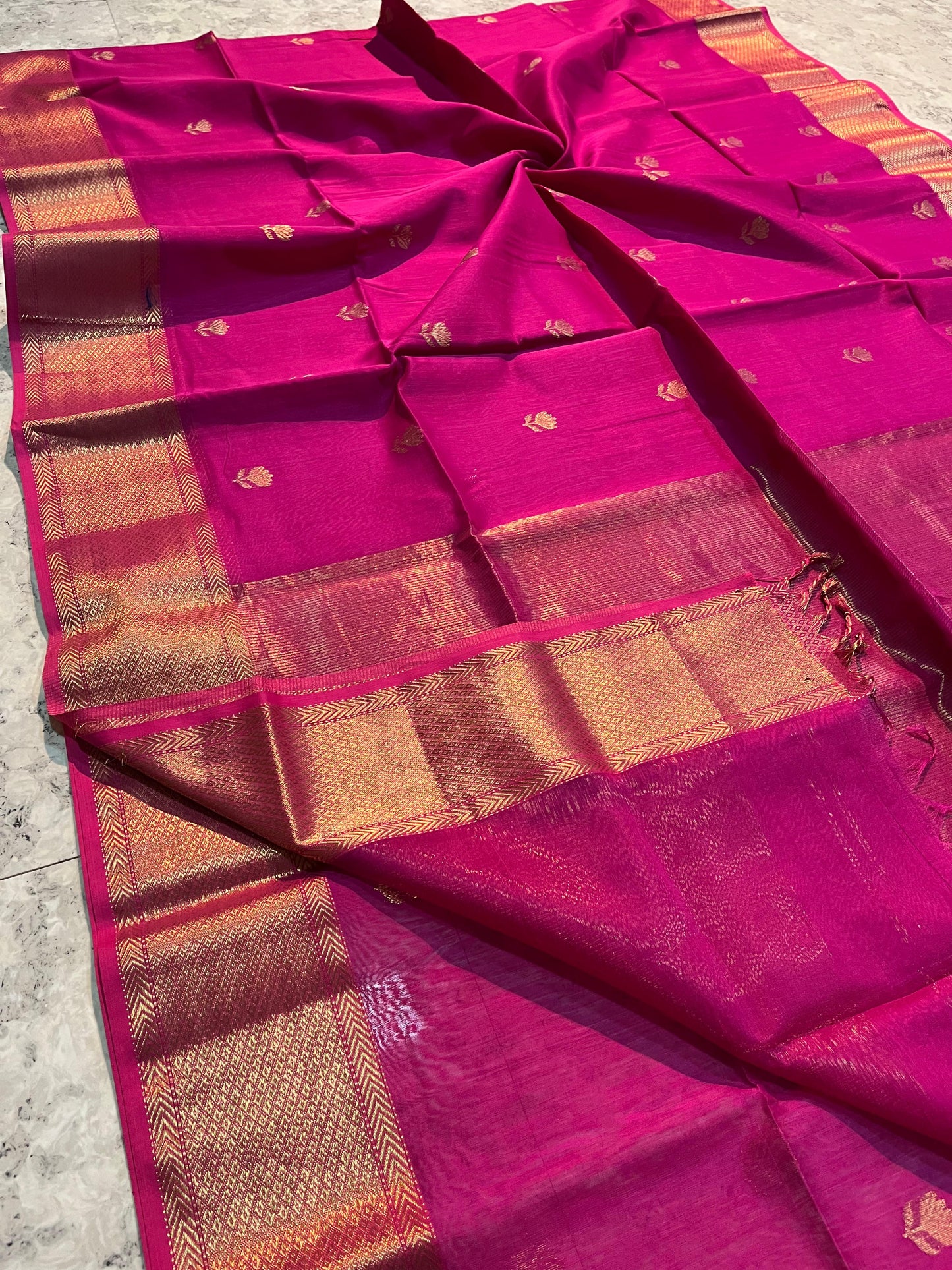 MAHESHWARI HANDWOVEN ALL OVER LOTUS RANI SAREE