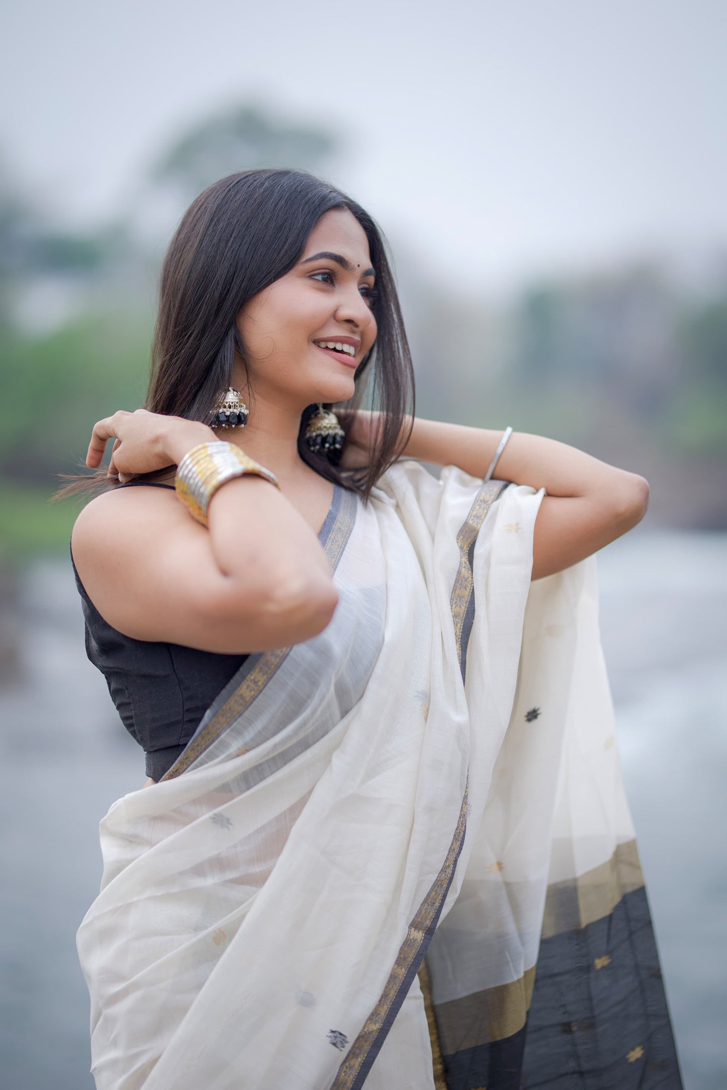 MAHESHWARI HANDWOVEN STAR BUTI WHITE BLACK SAREE