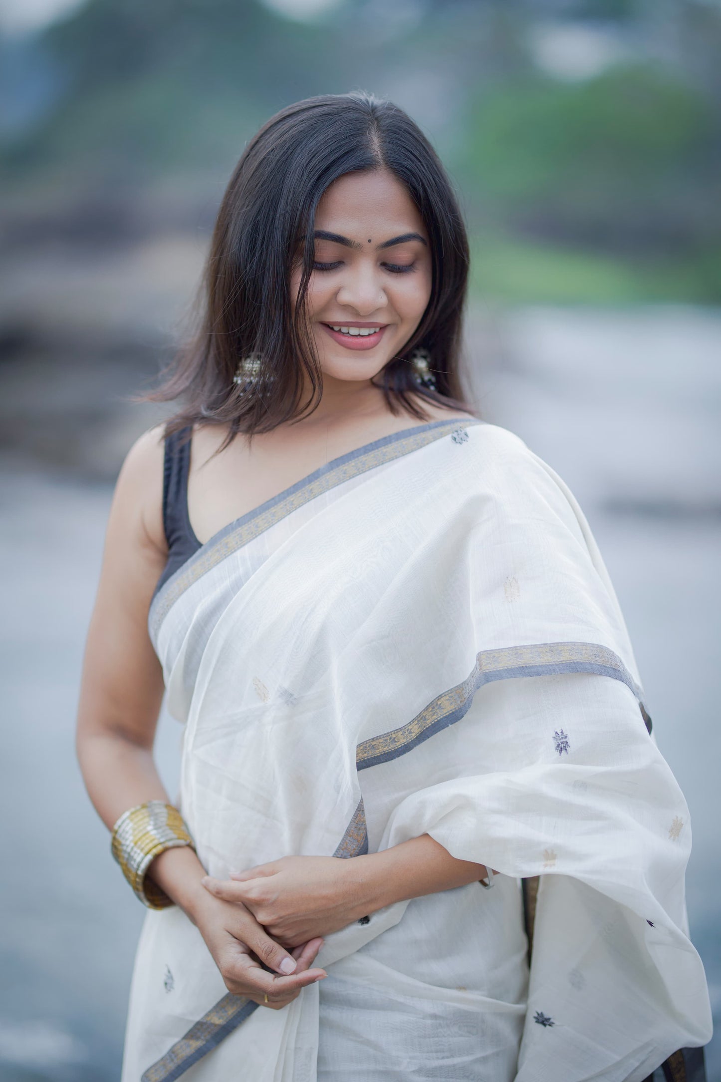 MAHESHWARI HANDWOVEN STAR BUTI WHITE BLACK SAREE
