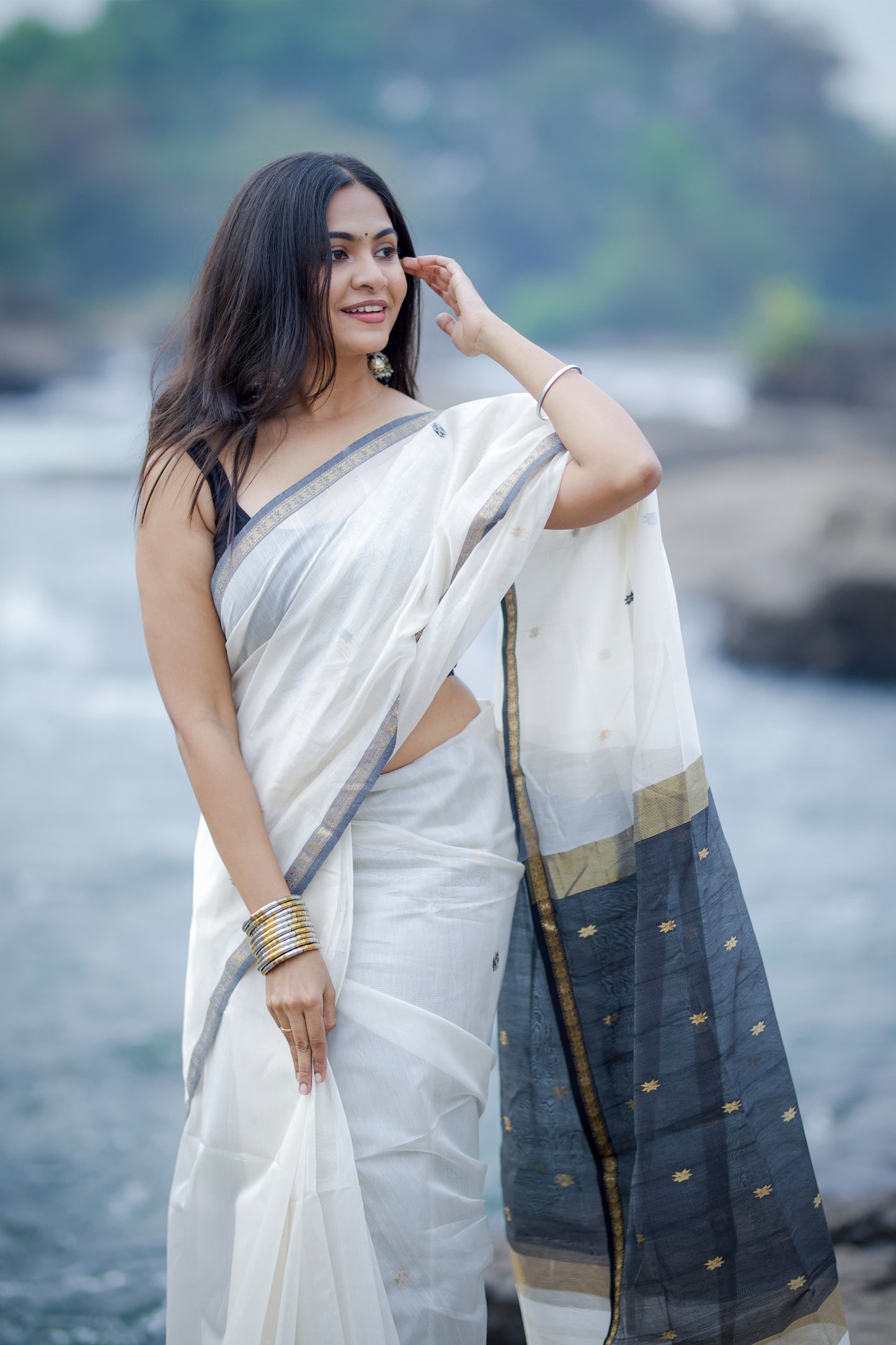 MAHESHWARI HANDWOVEN STAR BUTI WHITE BLACK SAREE
