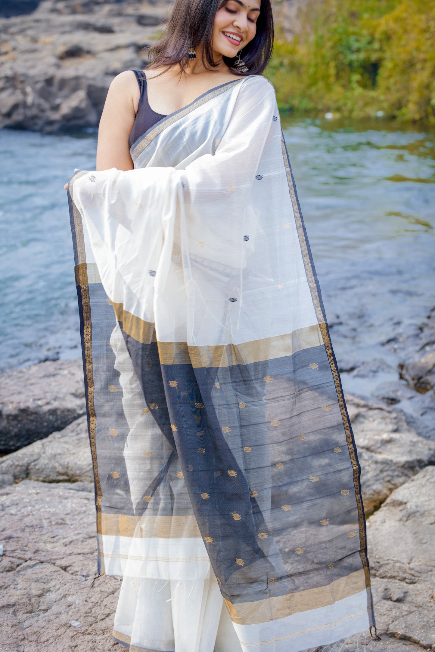 MAHESHWARI HANDWOVEN STAR BUTI WHITE BLACK SAREE