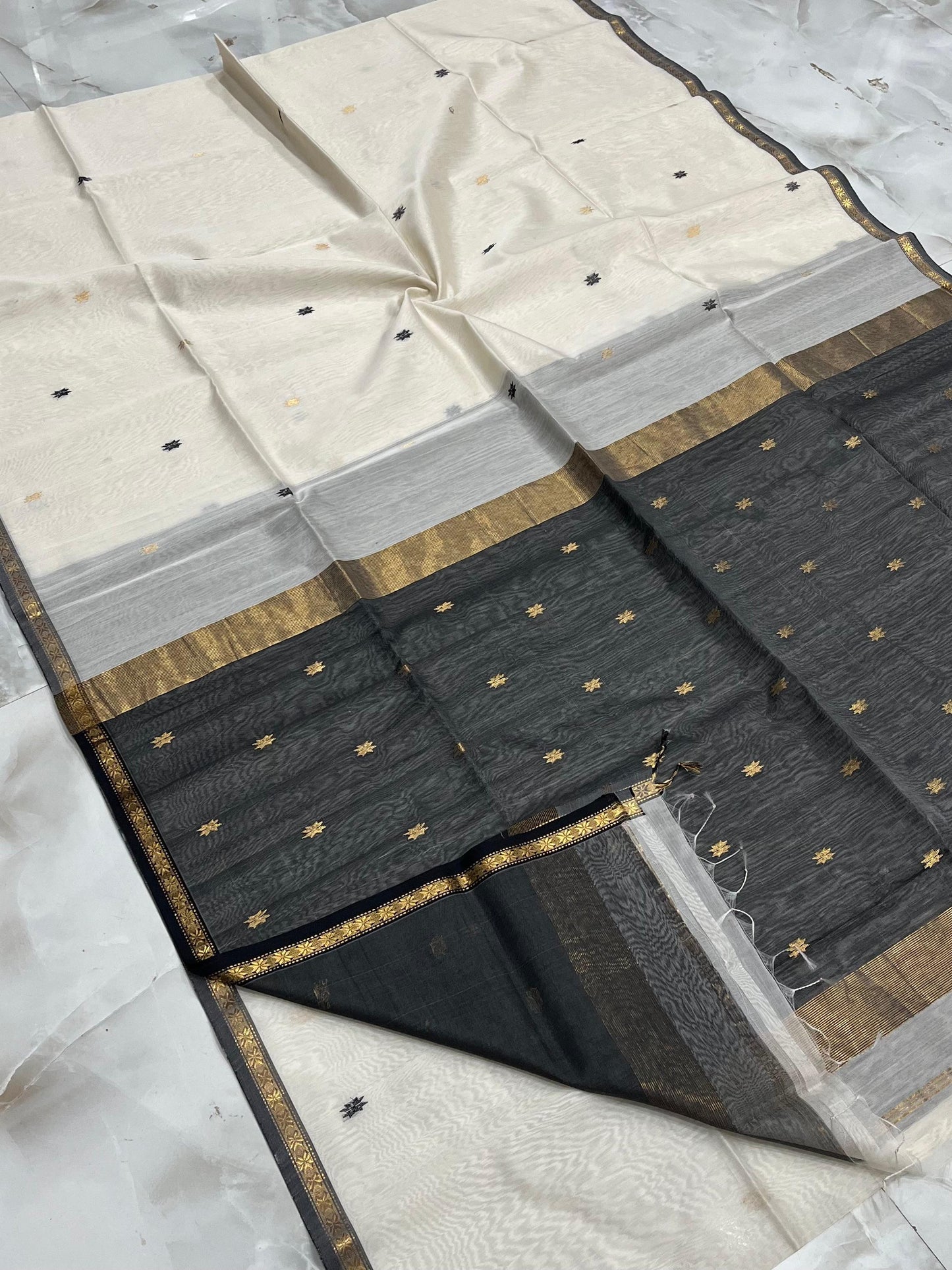MAHESHWARI HANDWOVEN STAR BUTI WHITE BLACK SAREE