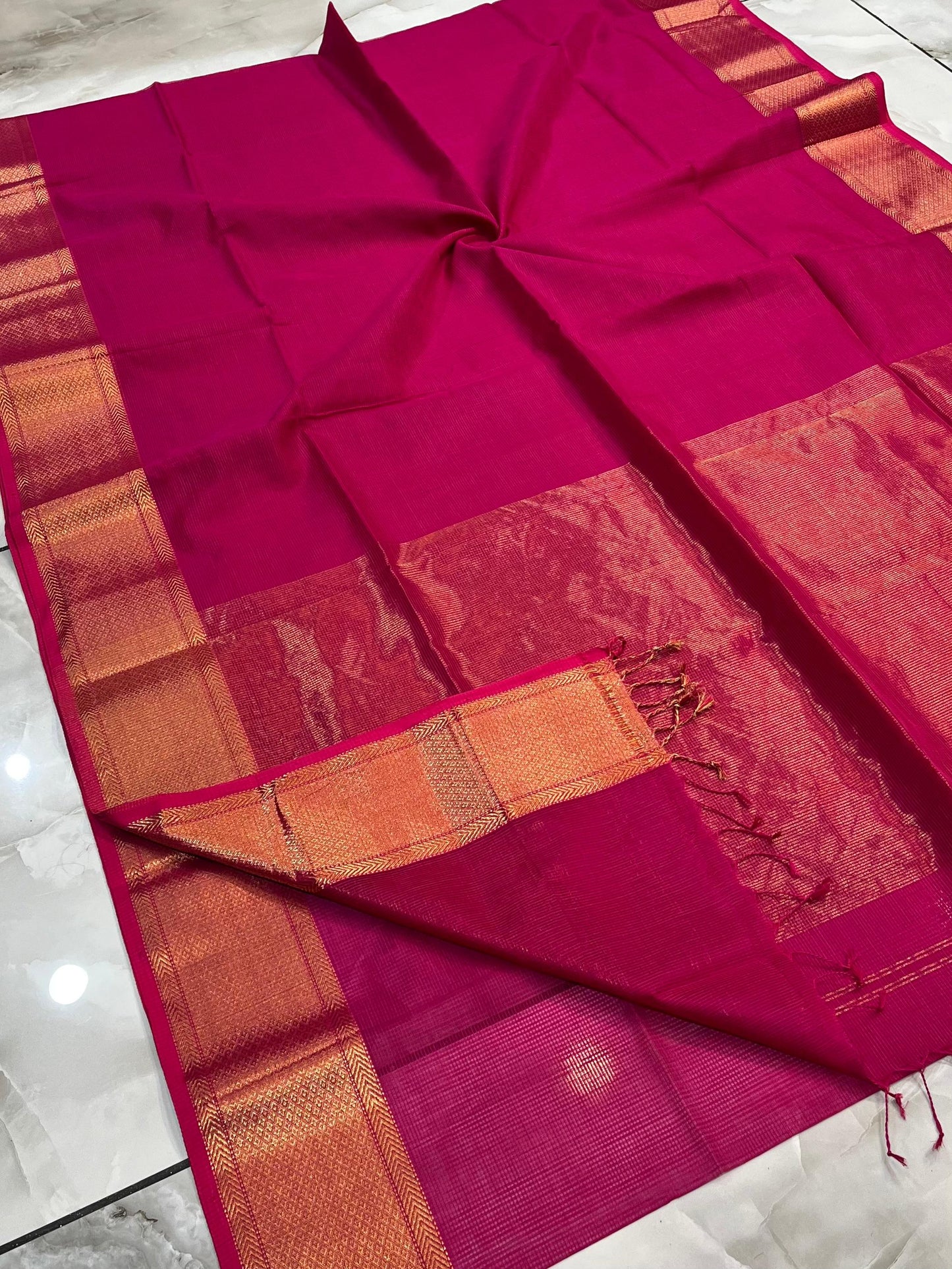 Maheshwari Handwoven Mohina Checks Rani Colour Saree