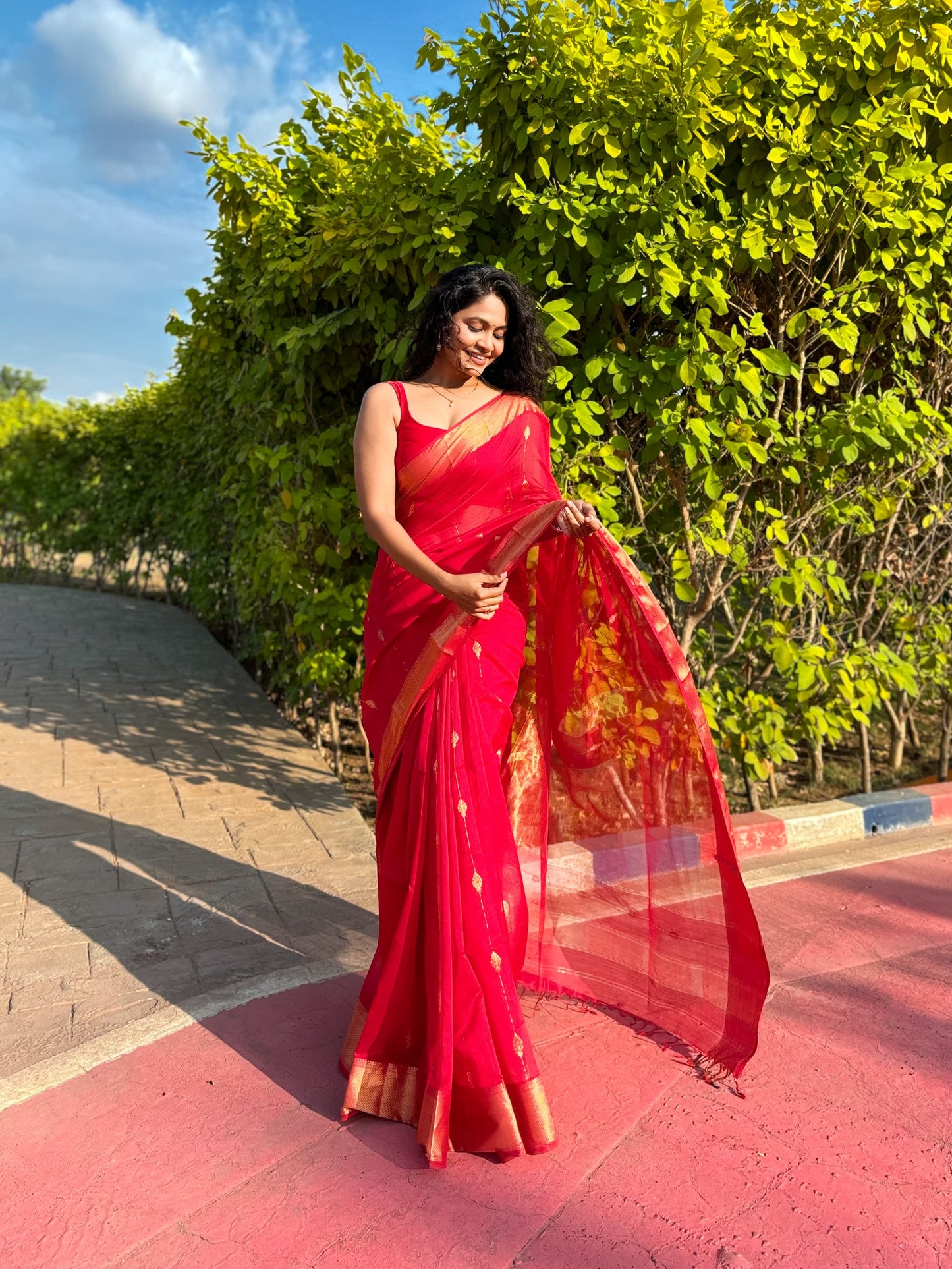 Maheshwari Handwoven Big Border Zari Line Red Saree
