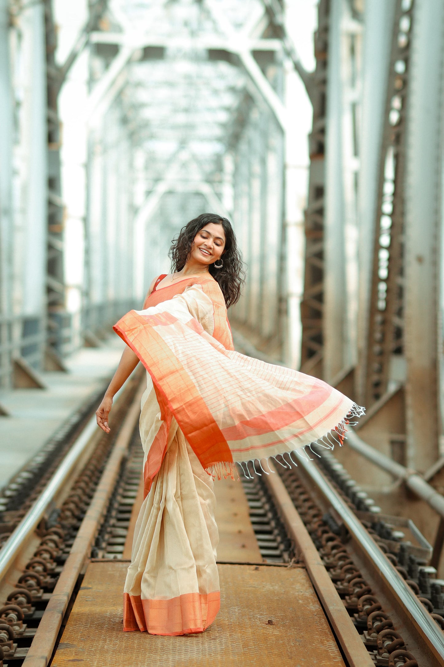 Maheshwari Handwoven Tissue Twisting Golden Zari Saree