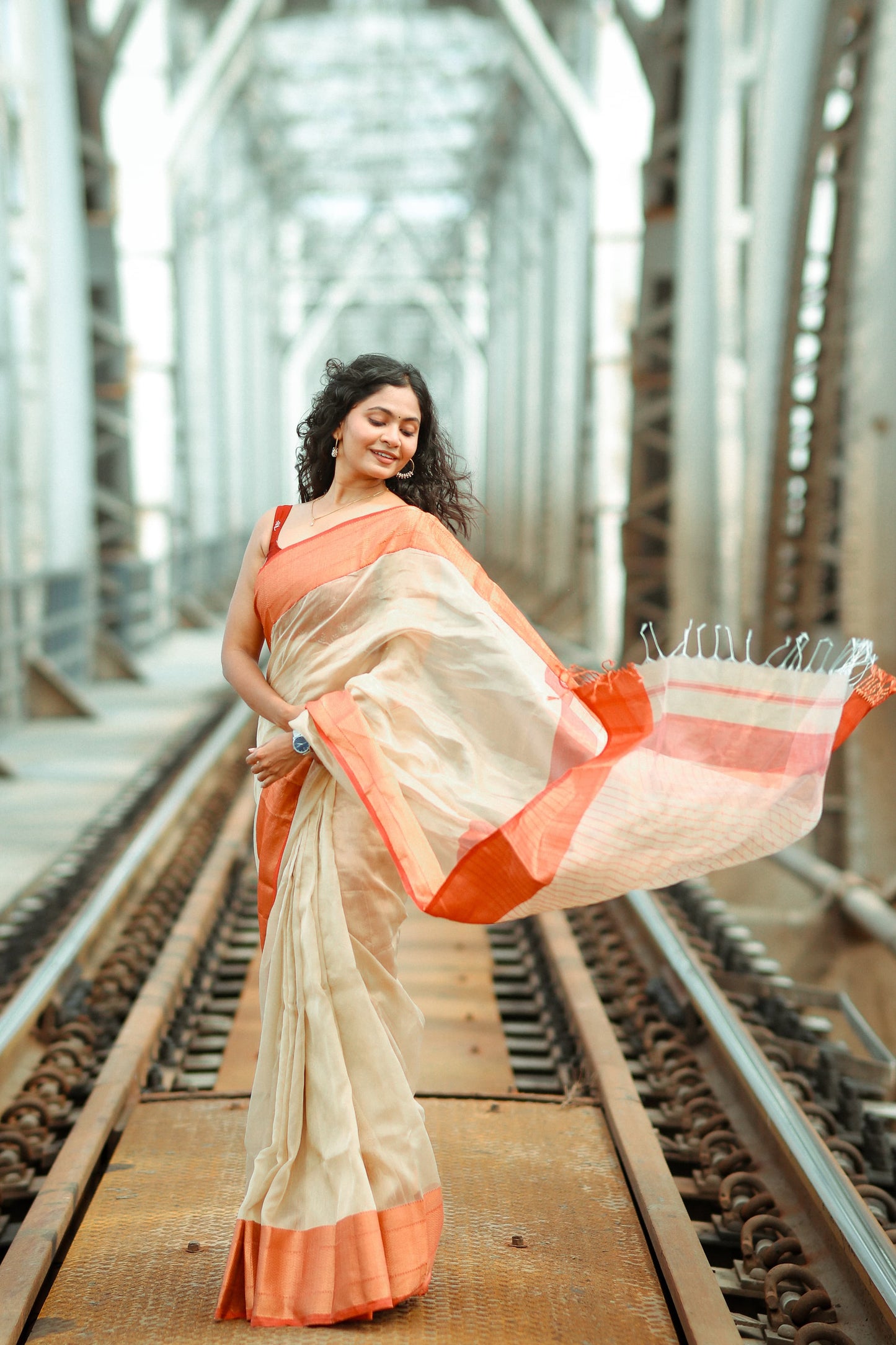 Maheshwari Handwoven Tissue Twisting Golden Zari Saree