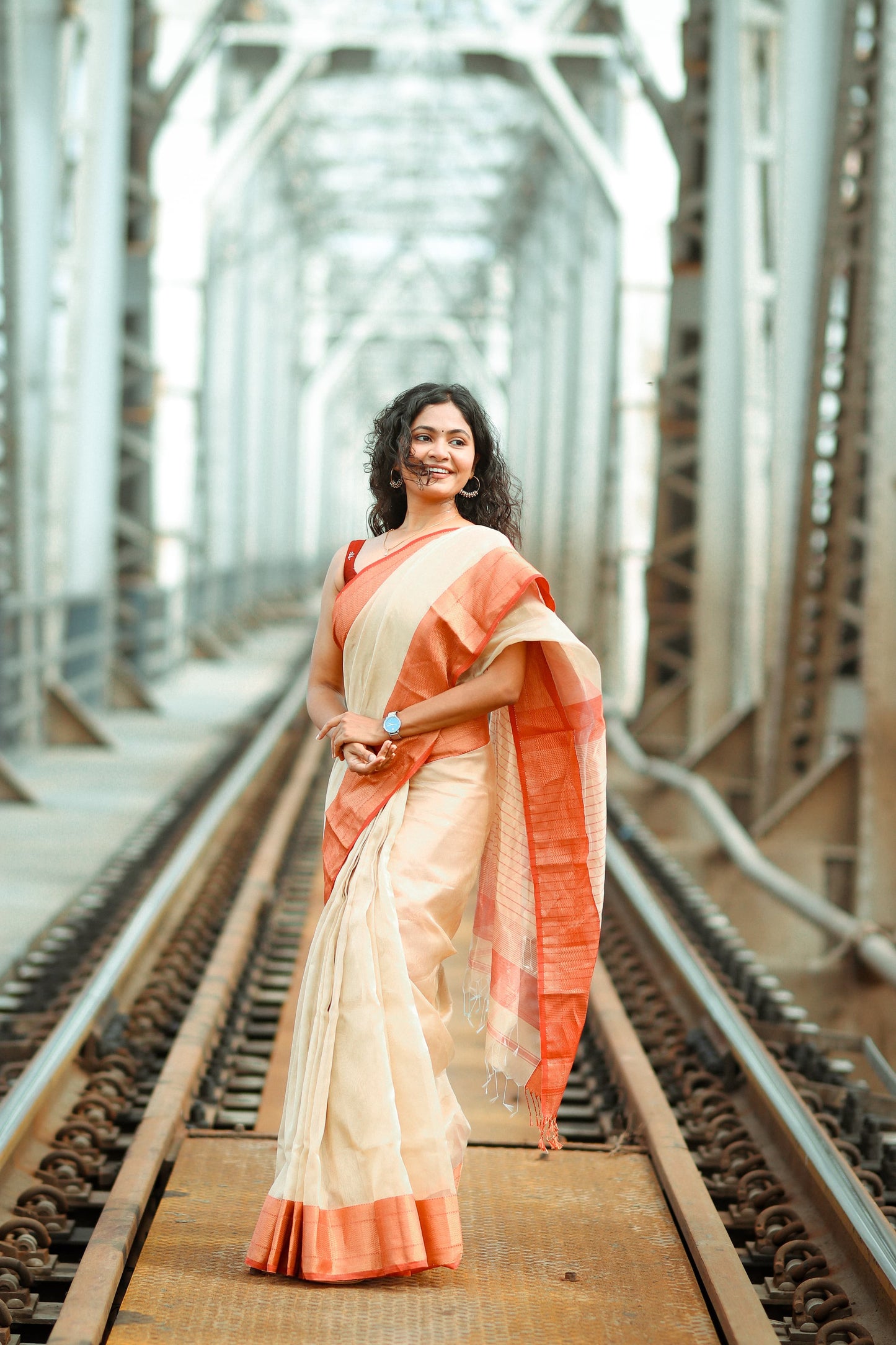 Maheshwari Handwoven Tissue Twisting Golden Zari Saree