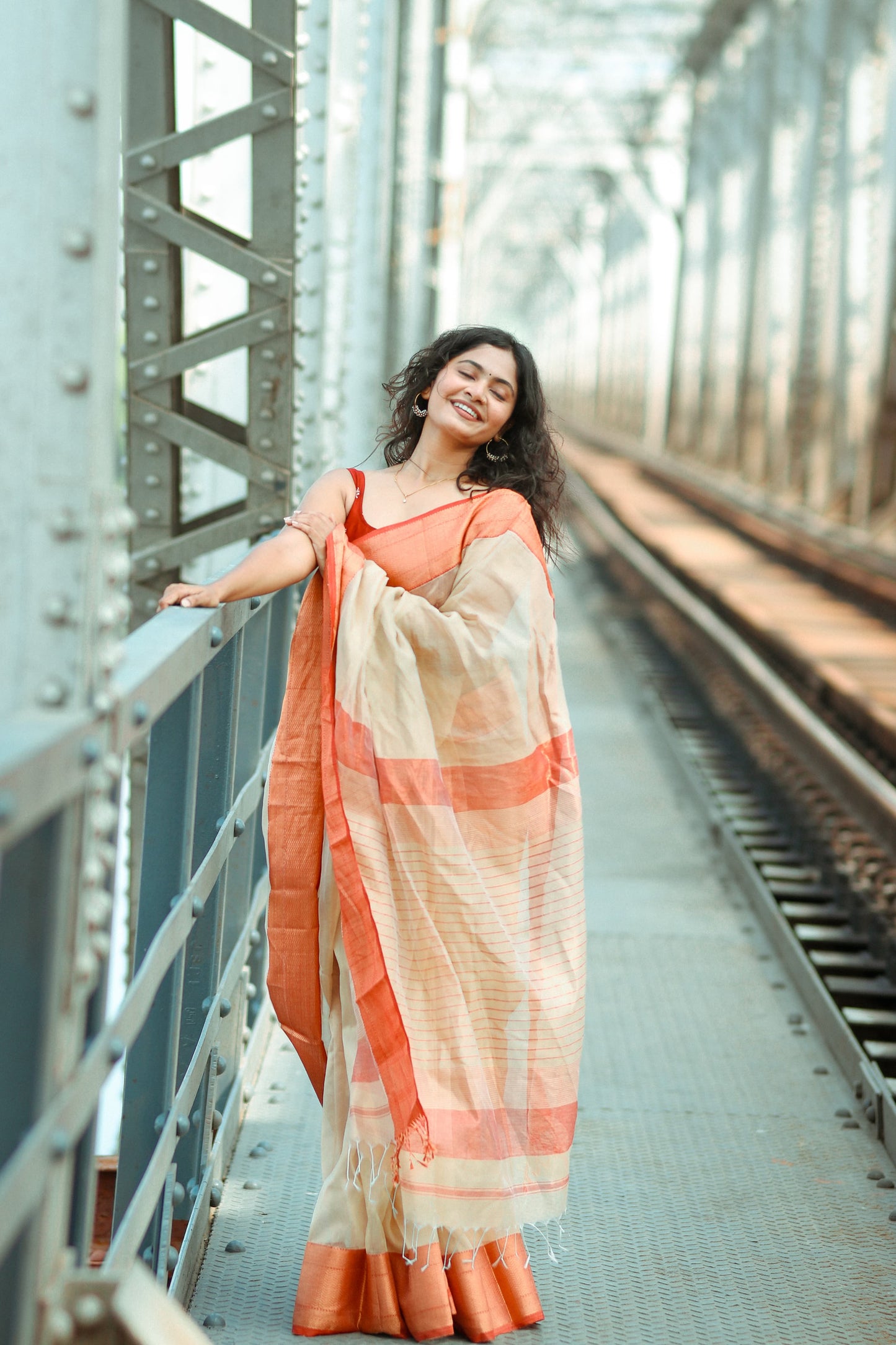 Maheshwari Handwoven Tissue Twisting Golden Zari Saree